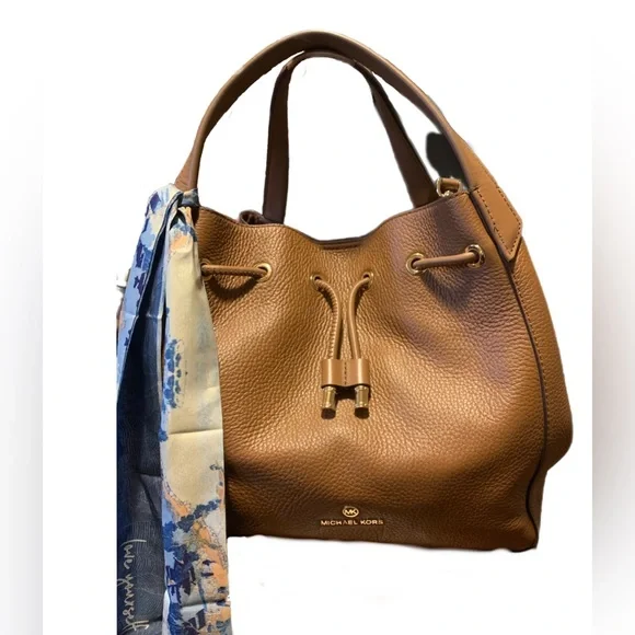 Michael Kors Large Pebble Leather Phoebe Bucket Bag - Picture 2 of 12